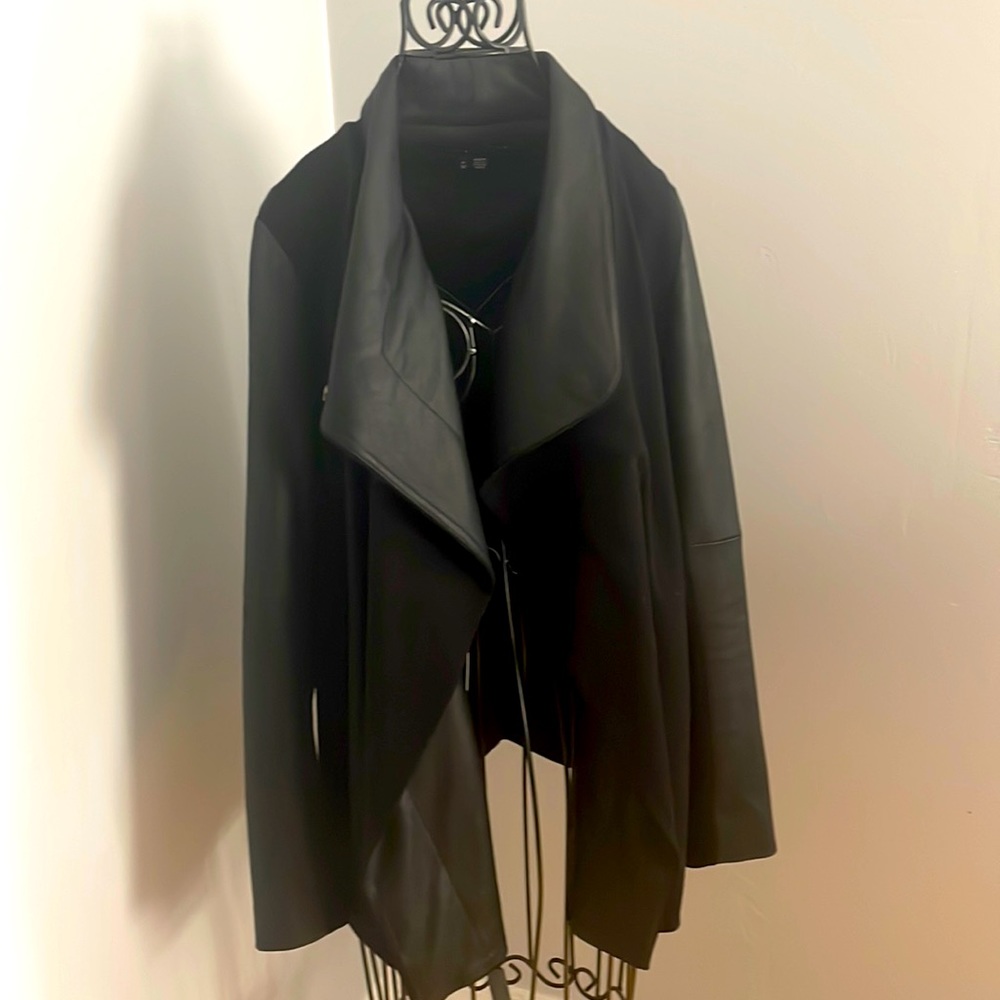 Like new! Beautiful Theory black jacket